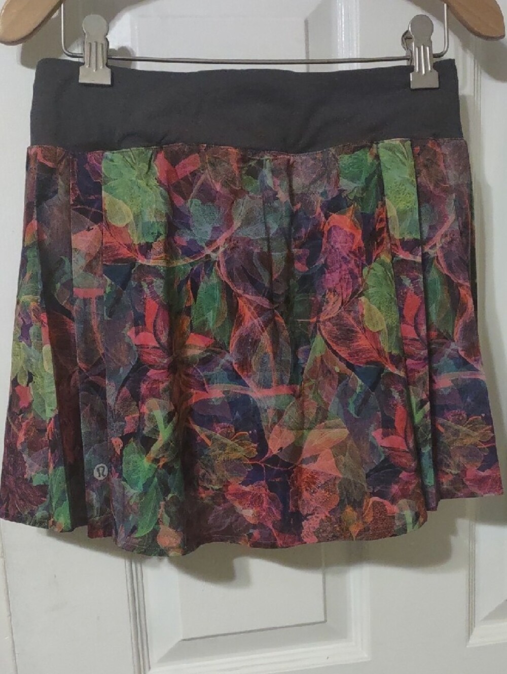 lululemon athletica Multicolor Floral Pleated Skirt with Black Waistband Size 4